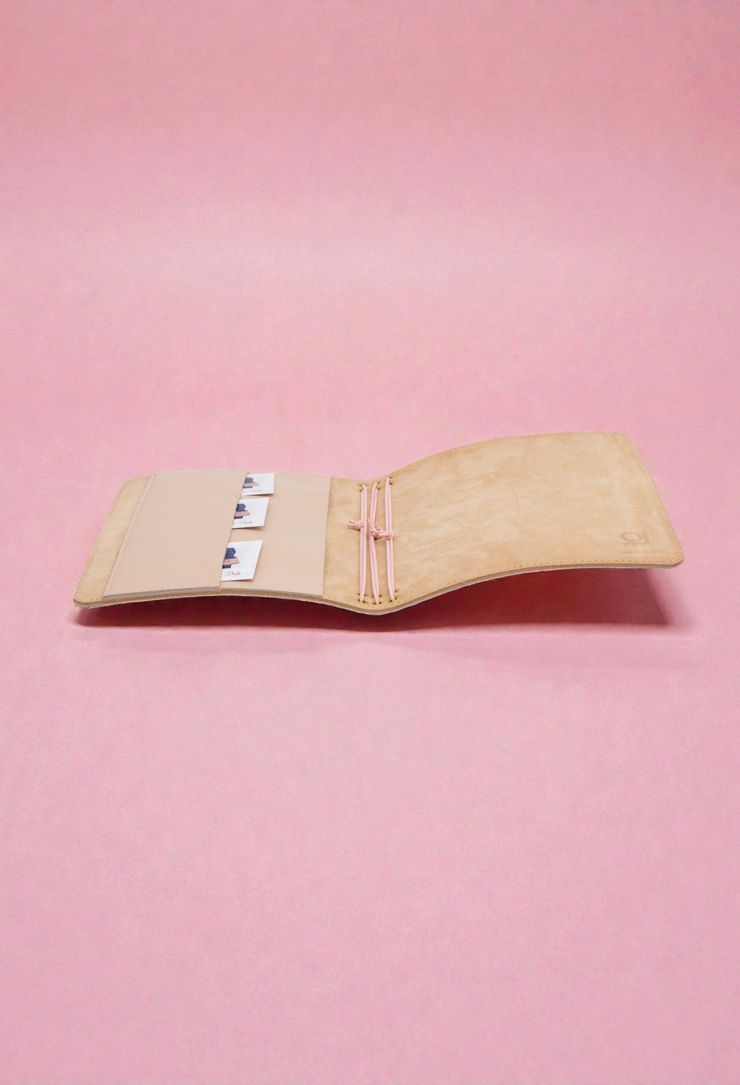 journal Cover A5 Slim in pelle color cipria e interno in crosta scamosciata naturale Alosbag dettaglio aperto