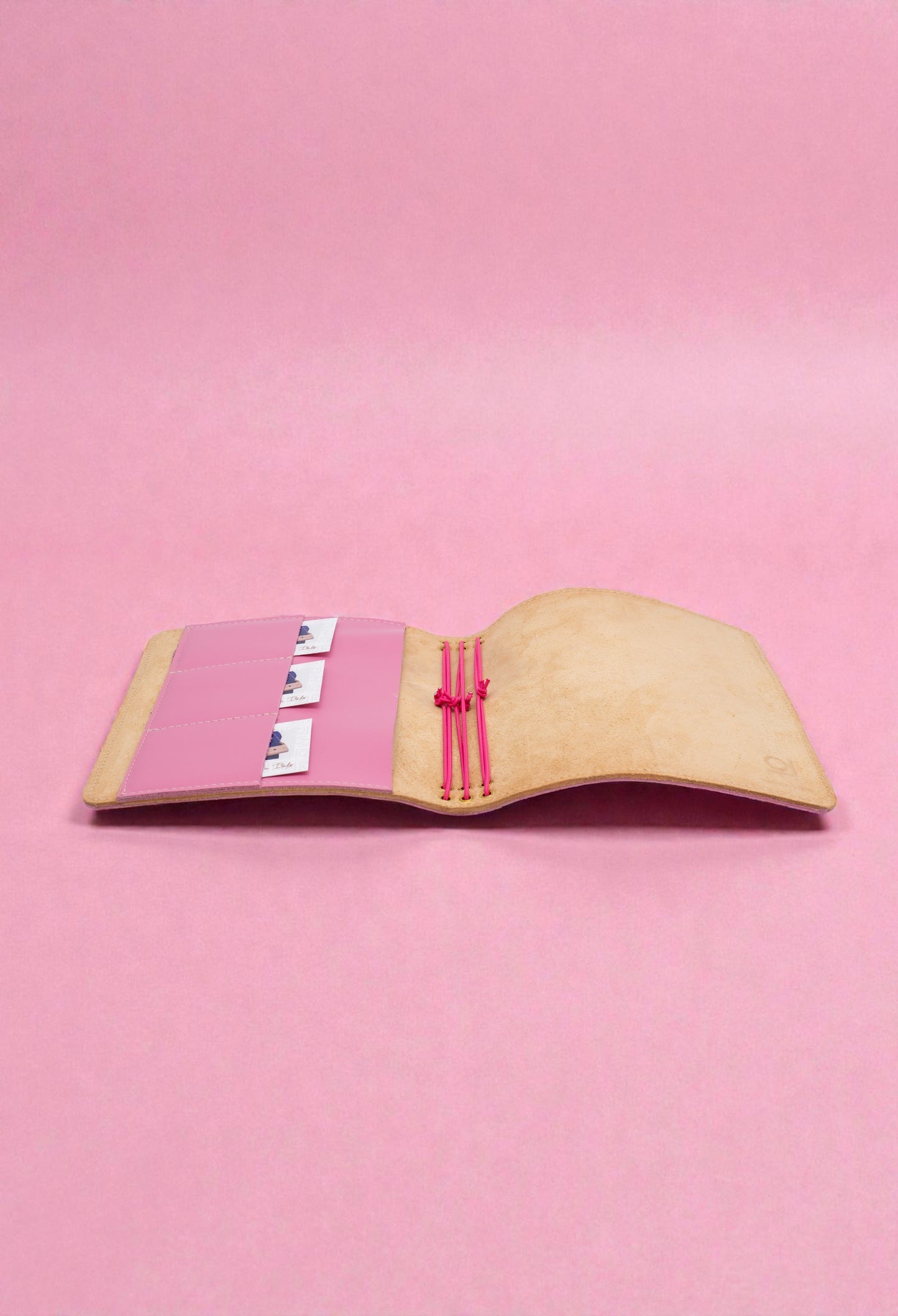 journal cover a5 slim in pelle liscia rosa confetto e interno in crosta scamosciata naturale alosbag aperto