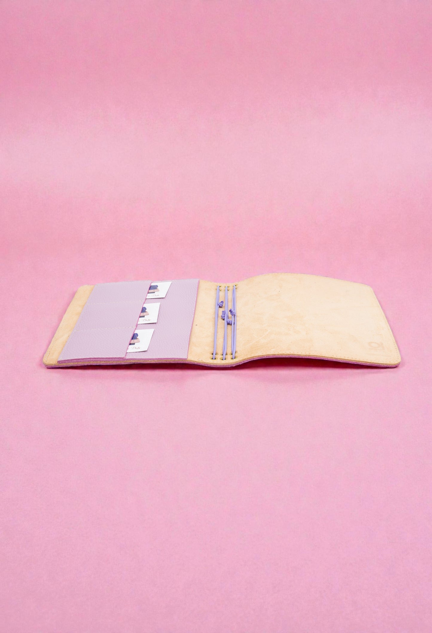journal cover a5 slim in pelle martellata lilla e interno in crosta scamosciata naturale alosbag aperto