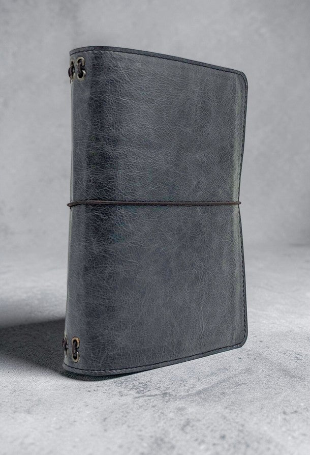 Copertina agenda a5 in pelle nero vintage e interno in  sughero dettaglio diagonale