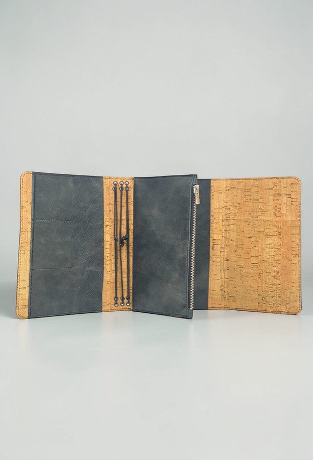 Copertina agenda a5 in pelle nero vintage e interno in  sughero dettaglio interno