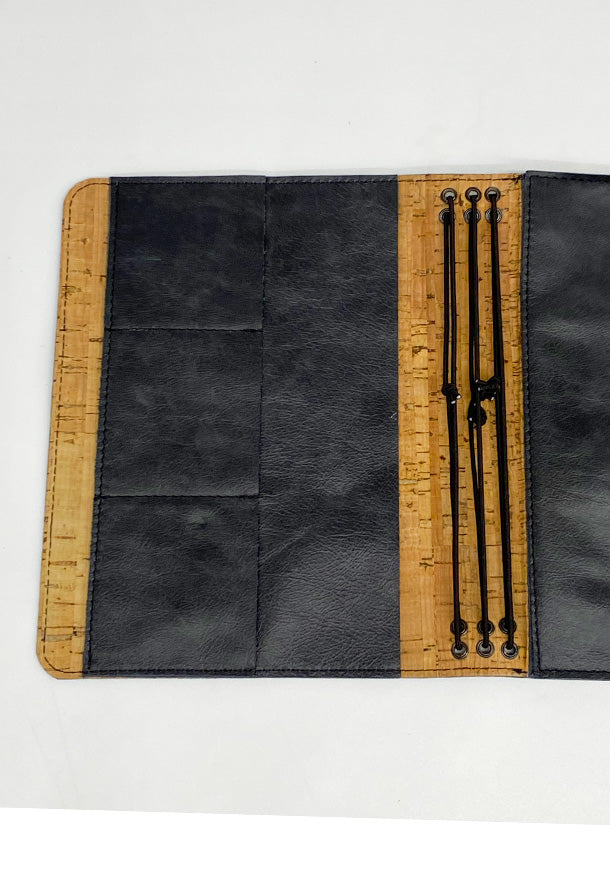 Copertina agenda a5 in pelle nero vintage e interno in  sughero porta carte