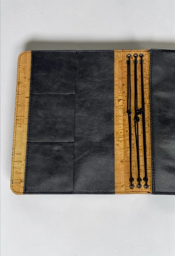 Copertina agenda a5 in pelle nero vintage e interno in  sughero porta kindle