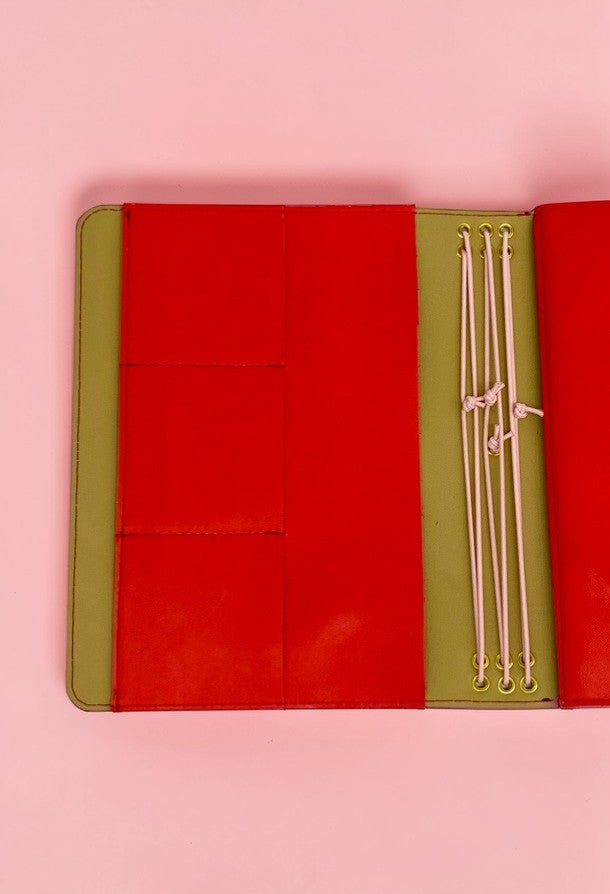 copertina agenda a5 pelle color geranio e crosta alosbag dettaglio carte