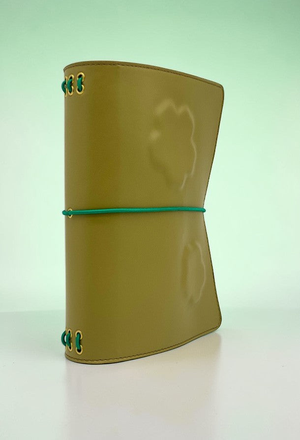 cover agenda a5 in pelle verde dettaglio diagonale
