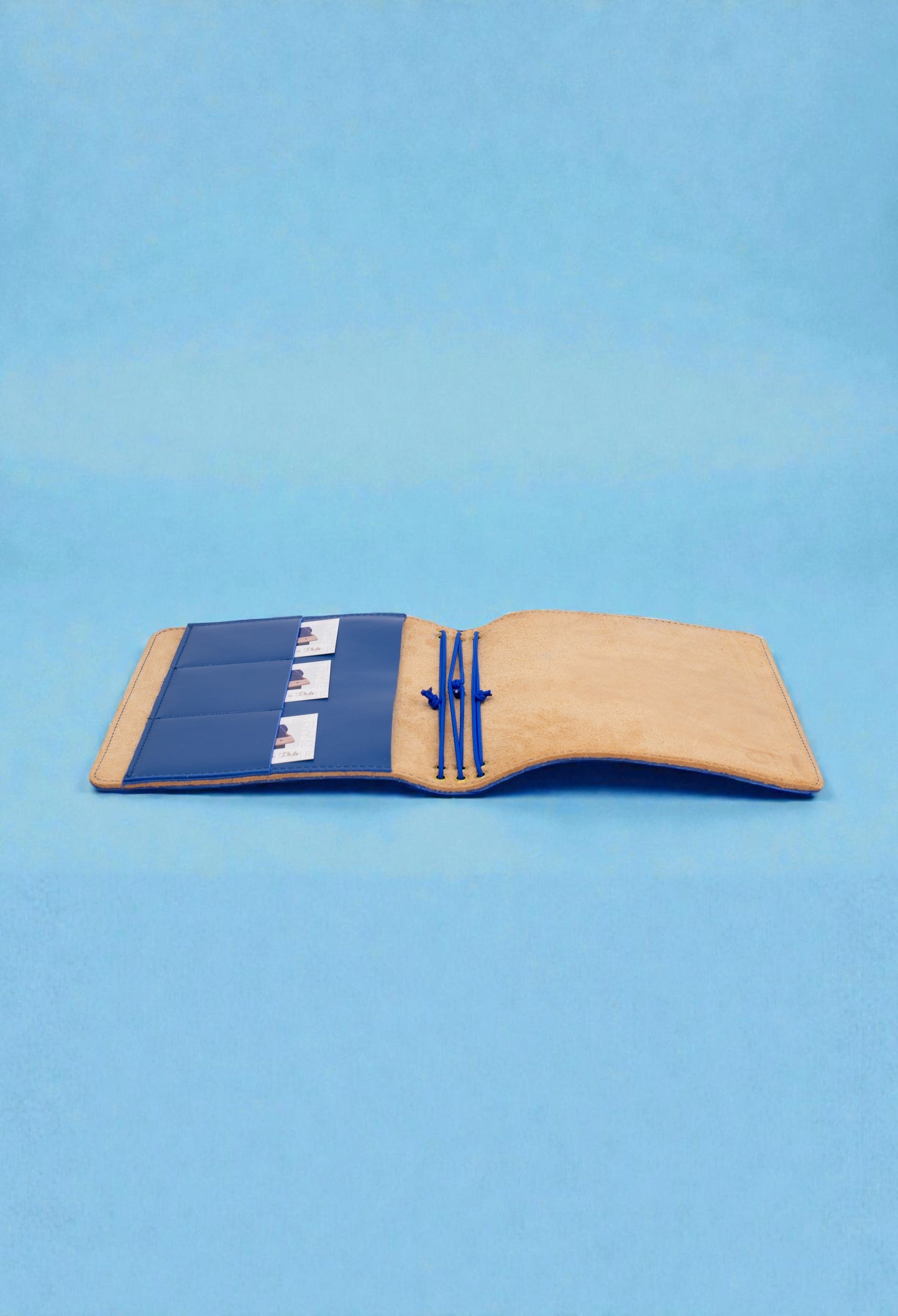 journal cover a5 slim in pelle liscia blu e interno in crosta scamosciata naturale alosbag aperto