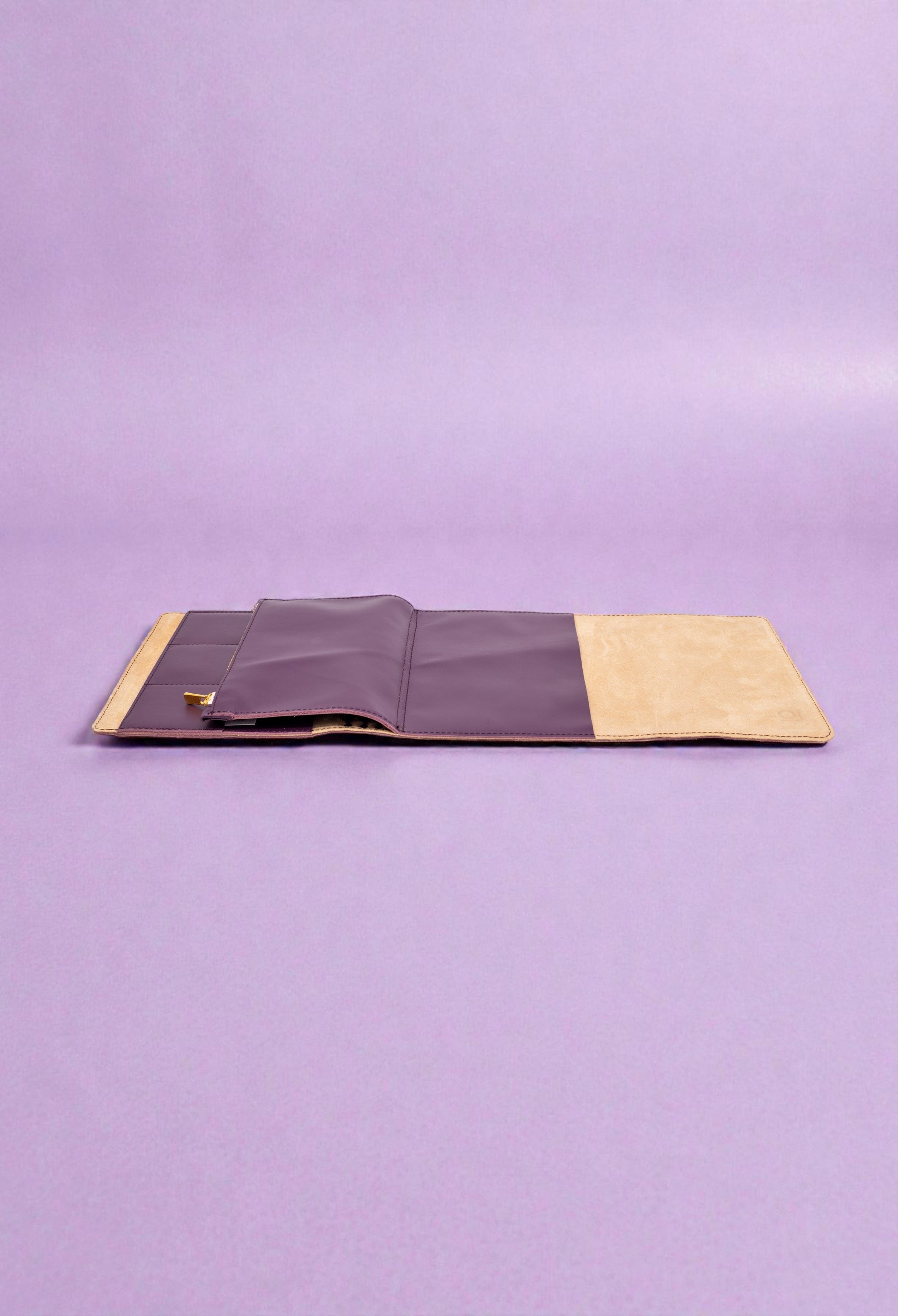 journal cover a5 slim in pelle liscia bordeaux e interno in crosta scamosciata naturale alosbag aperto astuccio