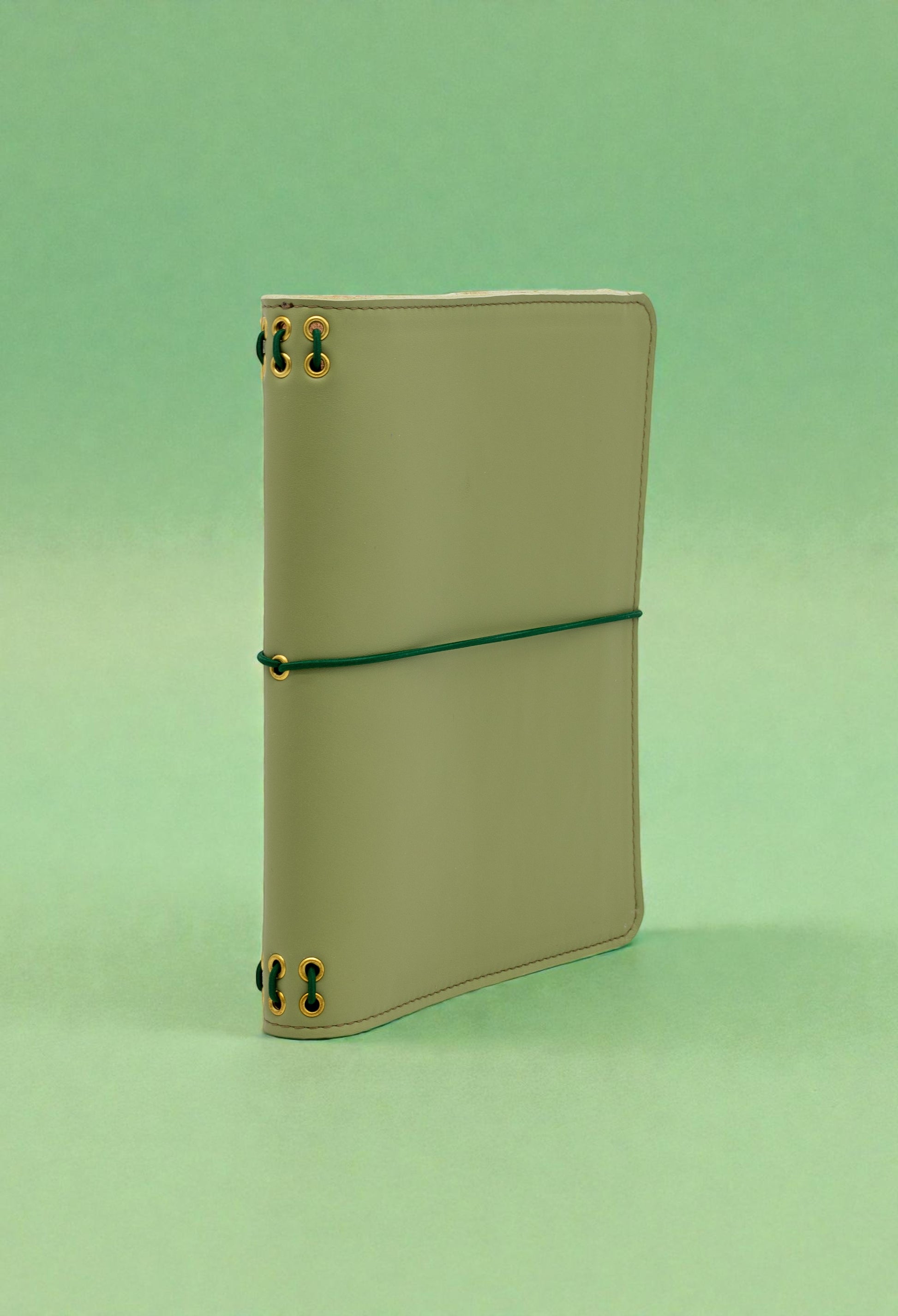 journal cover a5 slim in pelle liscia pistacchio e interno in crosta scamosciata naturale alosbag
