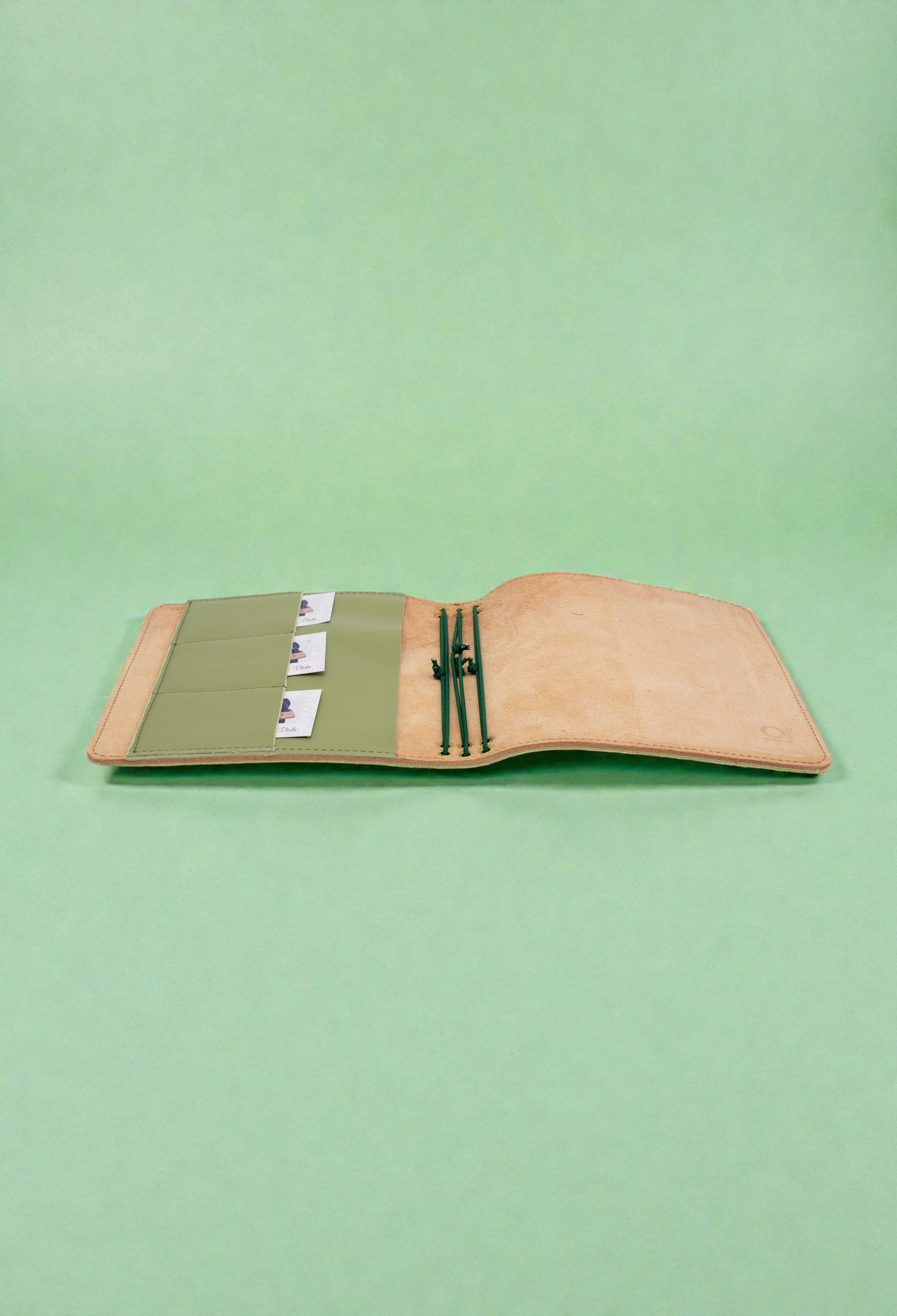 journal cover a5 slim in pelle liscia pistacchio e interno in crosta scamosciata naturale alosbag aperto