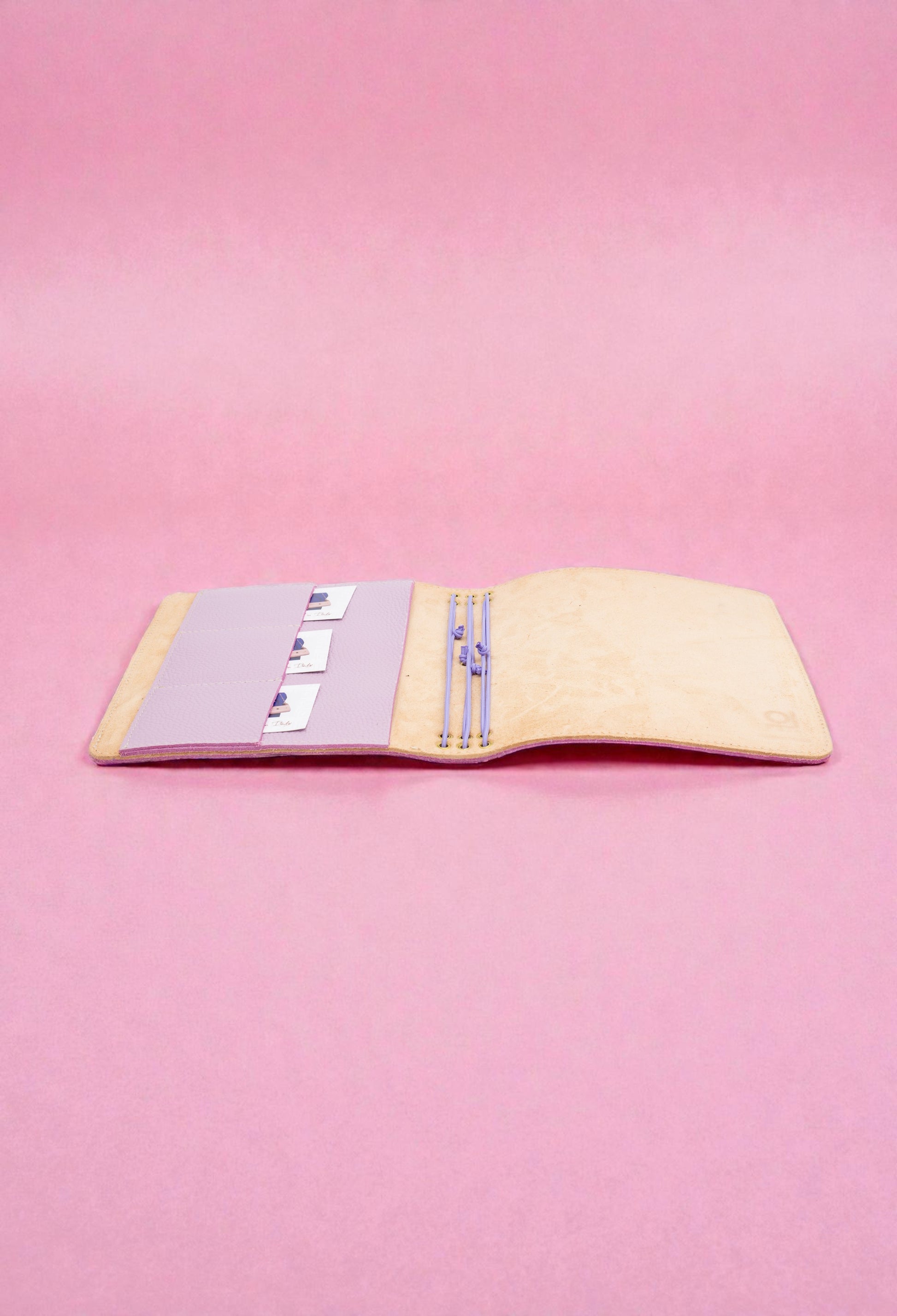 journal cover a5 slim in pelle martellata lilla e interno in crosta scamosciata naturale alosbag aperto