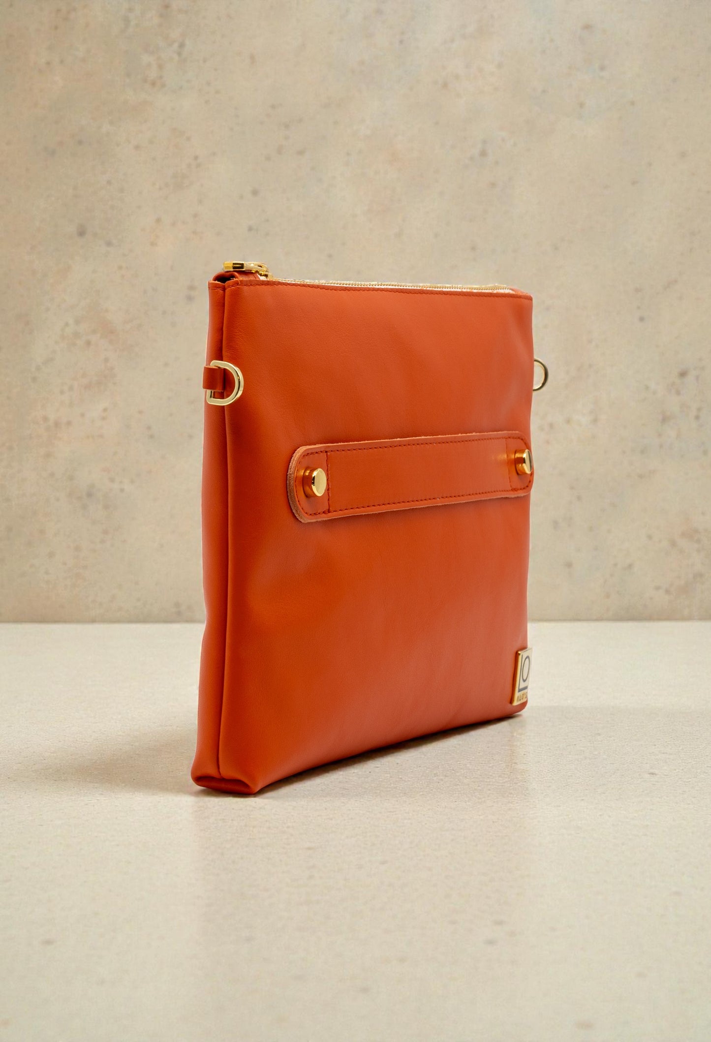 pochette arancione artigianale in pelle color zucca made in italy dettaglio diagonale
