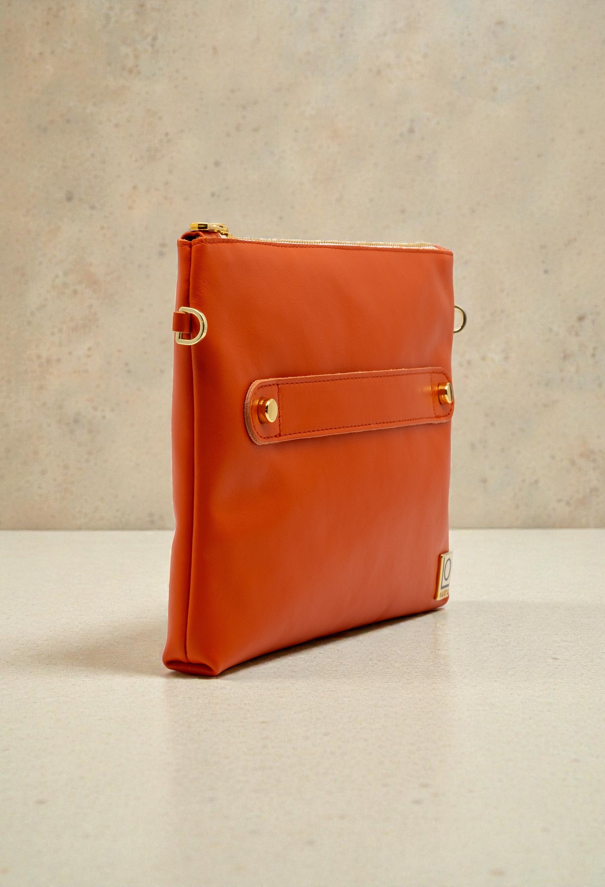 pochette arancione artigianale in pelle color zucca made in italy dettaglio diagonale