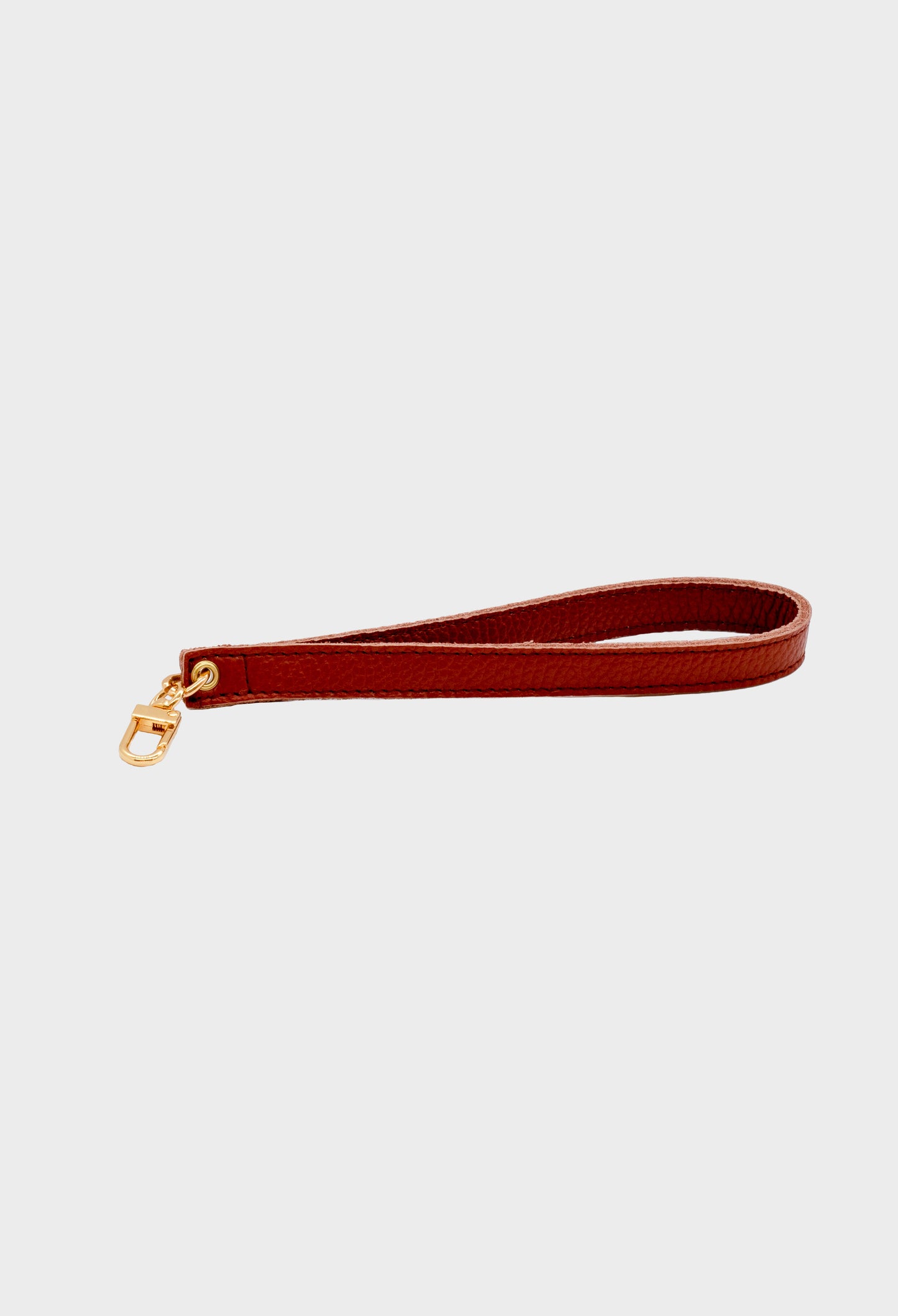 pochette marrone in pelle cuoio dettaglio braccialetto