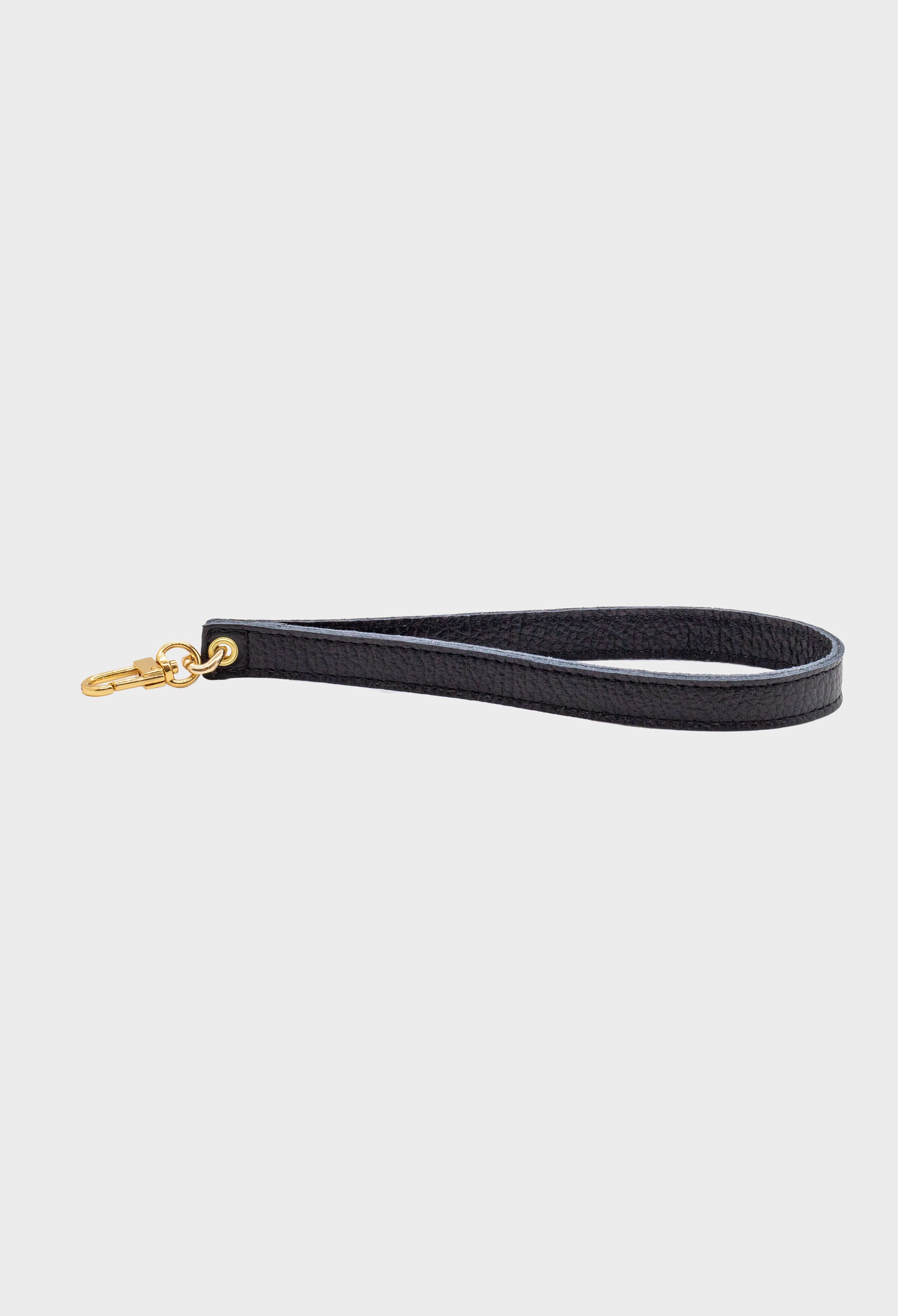 pochette nera artigianale in pelle martellata made in italy dettaglio braccialetto
