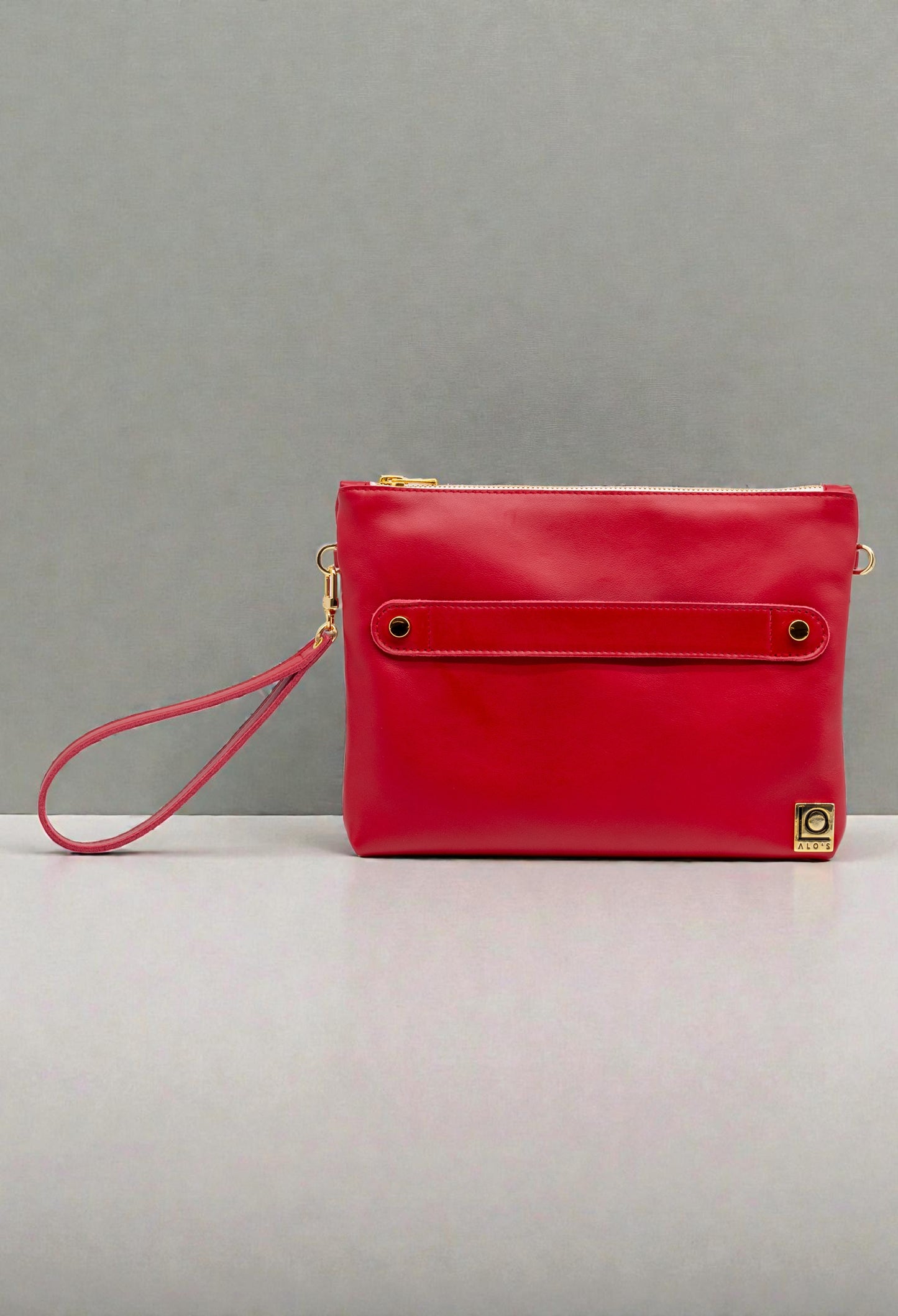 pochette rossa artigianale in pelle rosso ciliegia made in italy a mano con braccialetto