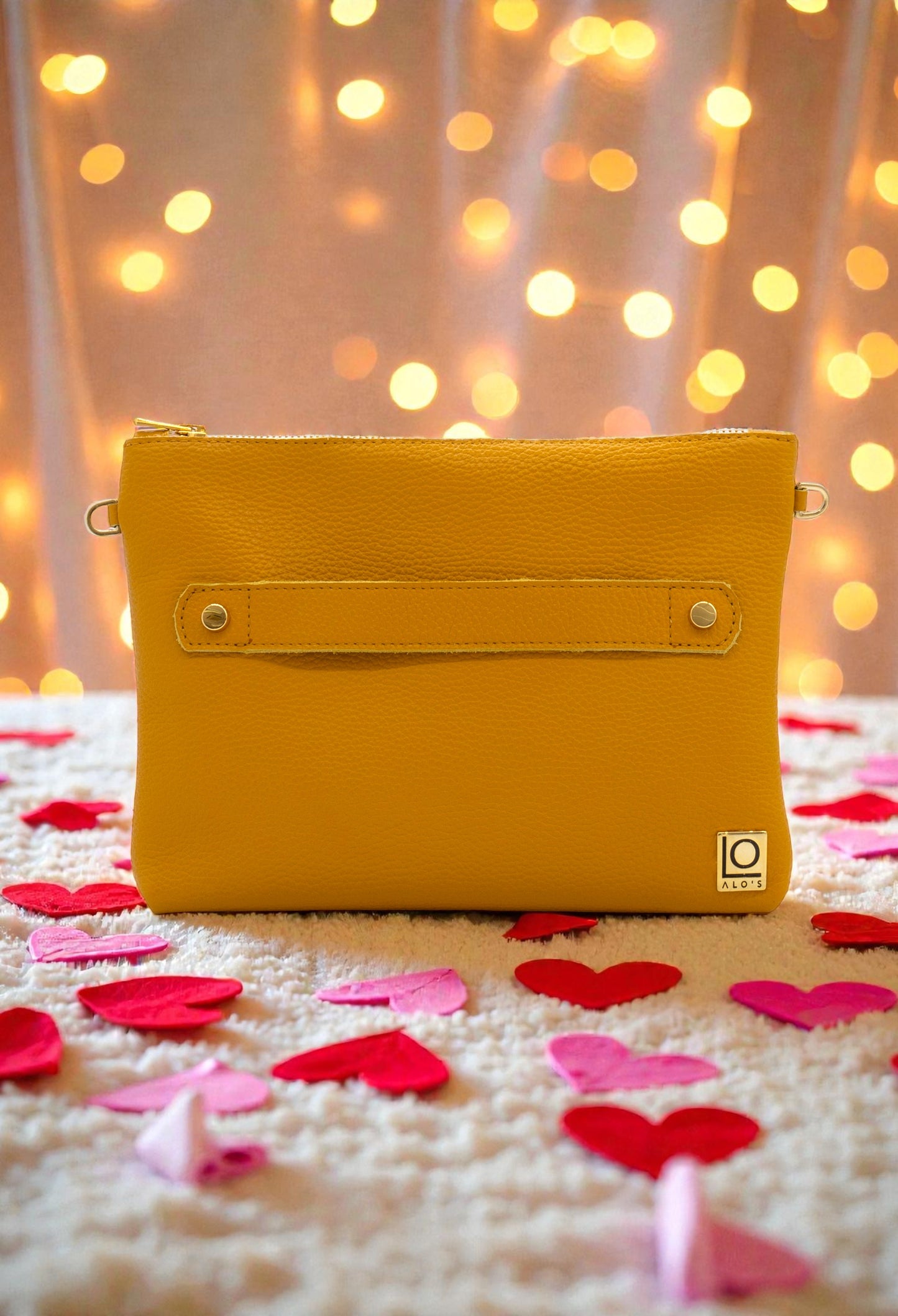 pochette gialla artigianale in pelle martellata color curry made in italy