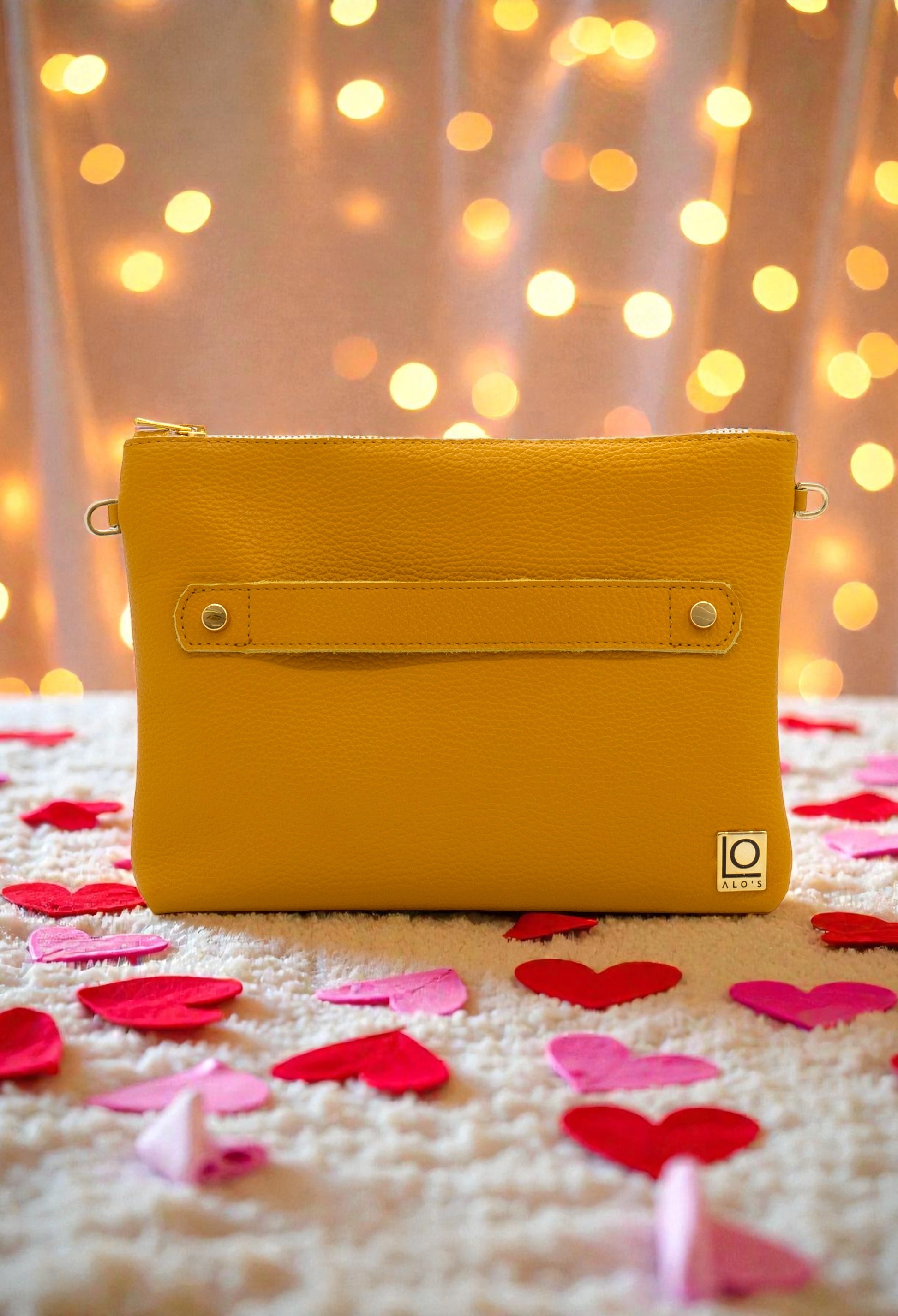 pochette gialla artigianale in pelle martellata color curry made in italy