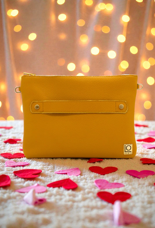 pochette gialla artigianale in pelle martellata color curry made in italy
